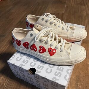 crème COMME DES GARÇON chucks with red hearts